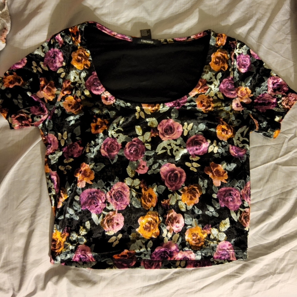 Forever 21| Velvet feeling cropped top with flowers Size S